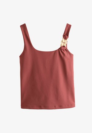 Roostevärvi punane varrukateta top, millel on ruudukujuline kaelus ja dekoratiivne beež punutud detail paremal õlapaelal.