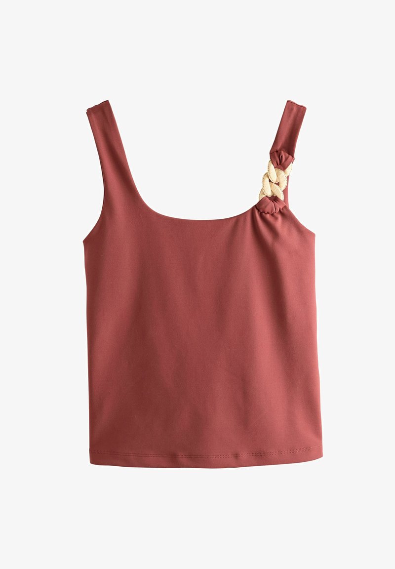 Top sans manches rouge rouille avec encolure carrée et un détail décoratif beige tressé sur la bretelle droite.