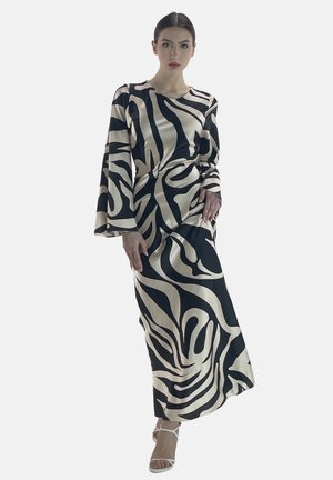 Abito lungo in satin con un motivo a spirale bianco e nero, dotato di maniche a campana e una silhouette aderente, abbinato a tacchi con cinturini.