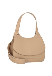 Beige leren schoudertas met een afgeronde vorm, platte klep sluiting en verstelbare schouderband. Bevat subtiele korrelstructuur en logo-detail.