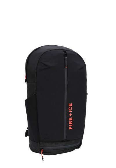 Schwarzer Rucksack mit einem eleganten Design, ausgestattet mit einem frontalen Reißverschluss und "FIRE+ICE" in Rot. Hergestellt aus strapazierfähigem Material mit einer seitlichen Netztasche.