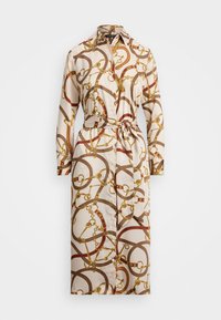 Vestito lungo con bottoni in tessuto crema, caratterizzato da una stampa con catena dorata e motivo in pelle marrone, dotato di cintura a fascia e maniche lunghe.