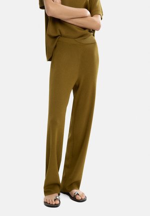 - Spodnie materiałowe