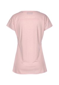 Lichtroze t-shirt met korte mouwen en een relaxte pasvorm, met een zachte textuur en een klein logo op de bovenrug. Eenvoudig ontwerp.