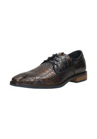Bruine krokodillen-embossed leren schoen met een spitse neus, vetersluiting en een contrasterende houten hak. Glad textuur met subtiele glans.
