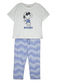 Maglietta bianca a maniche corte con Snoopy che indossa occhiali da sole e la scritta "Joe Cool", abbinata a pantaloni leggeri azzurri con un motivo ondulato bianco.