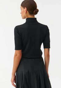 TATUUM Lihtne T-särk - black