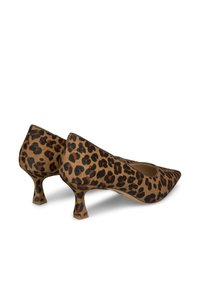 Decolletè con stampa leopardata, punta affilata e tacco corto a campana. Realizzate in materiale testurizzato con una base beige e macchie marrone scuro.