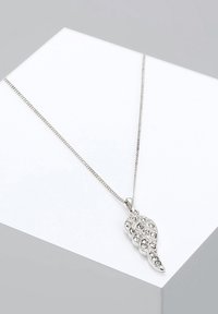 Collier en argent sterling avec un pendentif en forme d'aile orné de pierres en zircon cubique transparent, suspendu à une chaîne délicate.