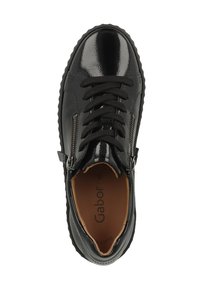 Baskets en cuir verni noir avec lacets noirs, zips latéraux et semelle en caoutchouc texturé. L'intérieur présente une semelle intérieure beige avec le logo de la marque.