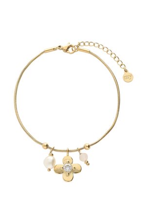 Złota bransoletka z łańcuszkiem w kształcie węża, charms w kształcie kwiatu z centralnym przezroczystym kamieniem oraz dwa dodatkowe charms – perła i koralik.