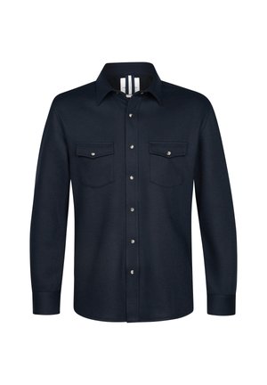 Marineblauwe button-up overhemd gemaakt van zachte stof met twee voorzakken, zilveren knopen en een klassiek kraagontwerp.
