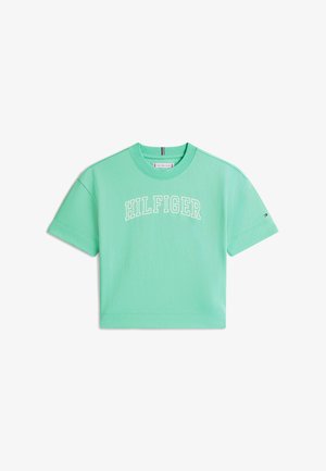T-shirt court vert menthe en coton avec un col rond. Caractérisé par l'inscription "HILFIGER" en lettres blanches sur la poitrine. Manches courtes.