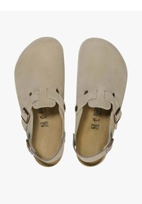 Sandali in suede beige con design open-toe, fibbia regolabile e una soletta liscia e testurizzata. L'etichetta riporta la taglia 42 e i dettagli del marchio.
