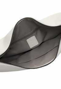 Borsa a tracolla bianca con chiusura a zip, caratterizzata da un esterno liscio e un interno grigio. Include una piccola tasca con zip e un'etichetta del marchio.