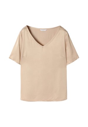 Beige satijnen top met korte mouwen en een V-hals. Soepele textuur en een relaxte pasvorm, met een subtiele naaddetails bij de linkerborst.