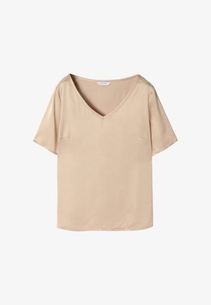 Beige Satin-T-Shirt mit kurzen Ärmeln und V-Ausschnitt. Glatte Textur und lockere Passform, mit einer subtilen Nahtdetail nahe der linken Brust.
