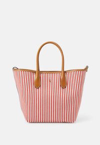 Taška typu tote v červenobílých pruz�ích s hnědými koženými rukojeťmi a lemováním. Má bezpečné zipové zapínání a malý detail s logem.