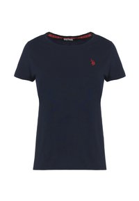T-shirt a maniche corte blu navy con un emblema logo rosso sul lato sinistro del petto e un accento rosso lungo l'interno del colletto.