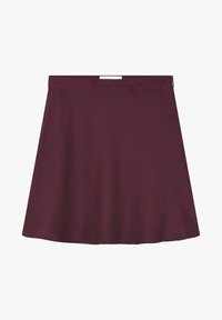 Jupe évasée de couleur bordeaux profond unie avec une texture lisse, dotée d'une ceinture simple et sans motifs ni embellissements visibles.
