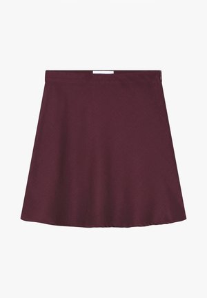 Áčková sukňa v jednej hlbokej burgundskej farbe s hladkou textúrou, s jednoduchým pásom a bez viditeľných vzorov alebo ozdôb.