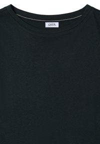 T-shirt noir à col rond avec étiquette blanche "Cecil" visible sur le col, présenté de la poitrine vers le haut. Aucun autre objet ou personne présent.