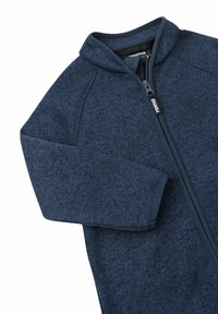 Mörkblå fleecejacka med hög krage, full dragkedja och textilstruktur. Har raglanärmar och kontrasterande dragkedjedetaljer.
