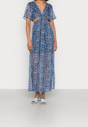 Vestido maxi floral azul con escote en V, mangas cortas, recortes laterales y una tela estampada. Combina con sandalias de tacón azul claro.