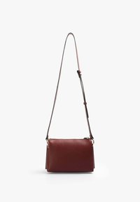 Borsa a tracolla rossa in pelle con chiusura a zip, forma piatta, tracolla regolabile e dettagli in metallo dorato, caratterizzata da una superficie texturizzata.
