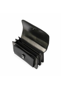 Czarny skórzany portfel o gładkiej strukturze, z zamknięciem na zatrzask, wieloma przegródkami i eleganckim, minimalistycznym designem.