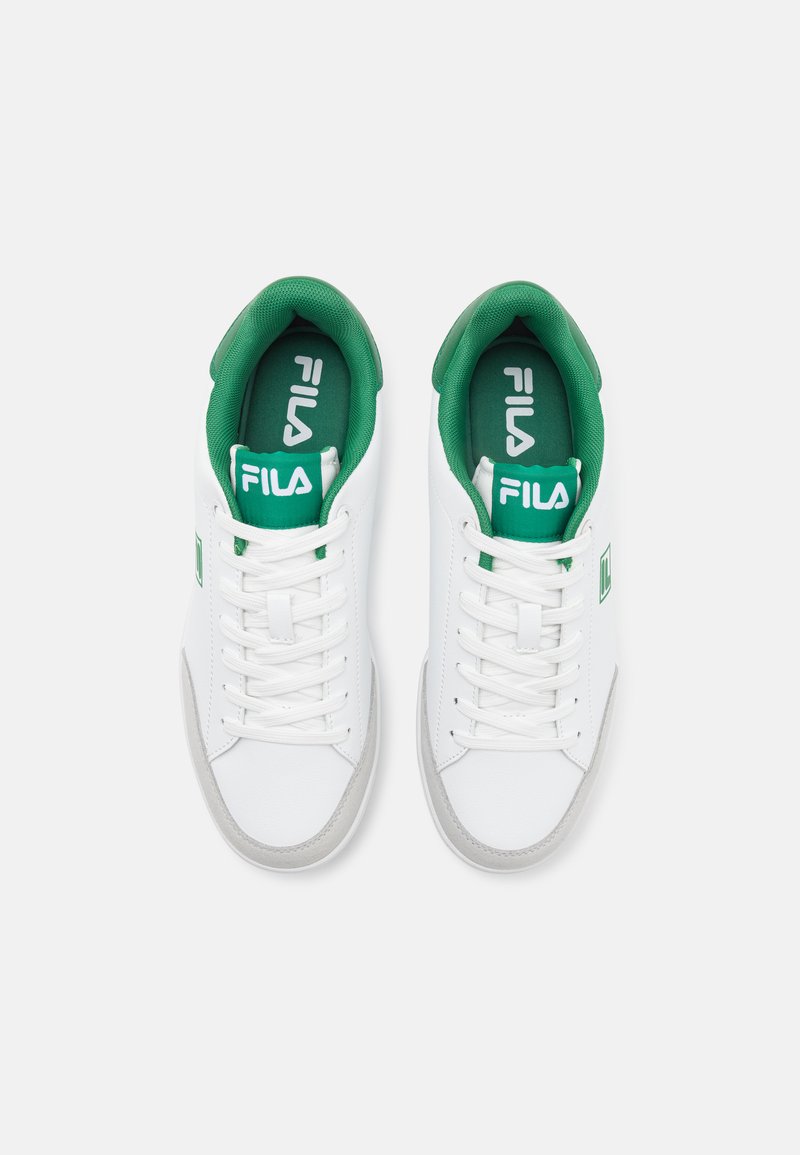 Baskets blanches avec des accents verts, tige en cuir, semelle en caoutchouc, bout rond et design à lacets. Logo Fila notable sur la languette.