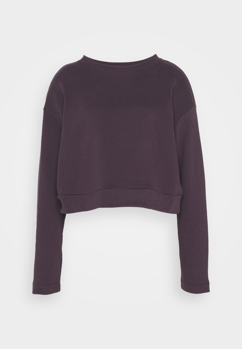 Sweatshirt violet court avec manches longues, encolure large et texture douce. Présente une couleur unie et un design décontracté.