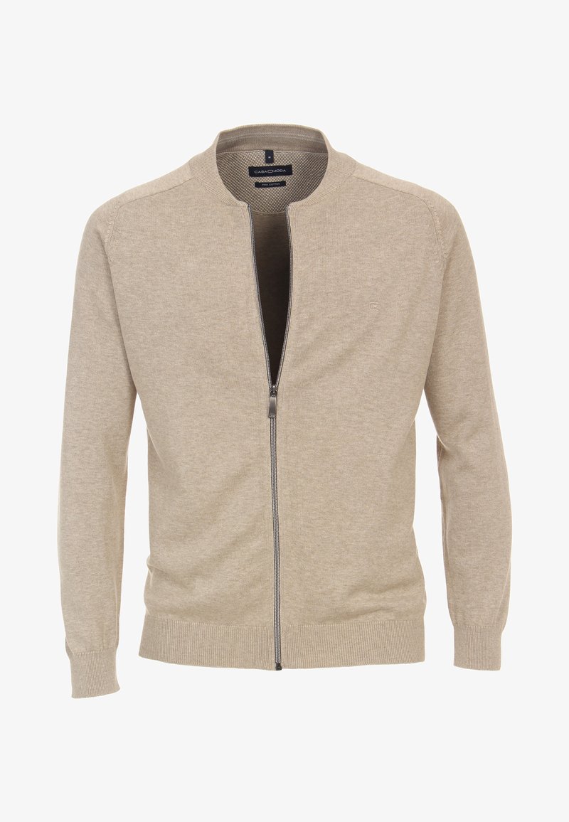 Cardigan zippé beige avec un col rond, des poignets et un ourlet côtelés, texture tricot légère et un détail de logo subtil près de la fermeture éclair.