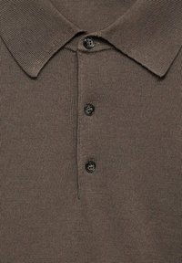 Polo en tricot marron avec un col, trois boutons noirs sur le devant et une texture côtelée sur l'ensemble du tissu.
