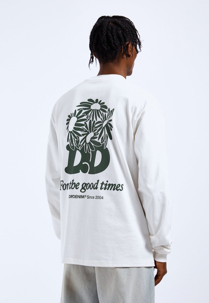Witte longsleeve t-shirt met een grote groene bloemenprint en de tekst "For the good times" en "DRDENIM Sinds 2004" op de achterkant.