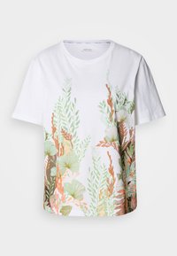 Bílý bavlněný tričko s živým botanickým potiskem v zelené, oranžové a hnědé. Krátké rukávy a kulatý výstřih.