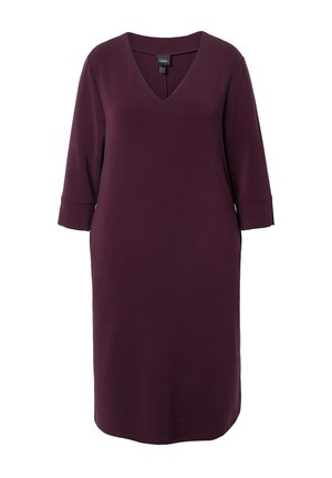 Robe à col en V à manches 3/4 en bourgogne profond, fabriquée dans un tissu lisse, présentant une coupe décontractée et un design simple sans motifs visibles.