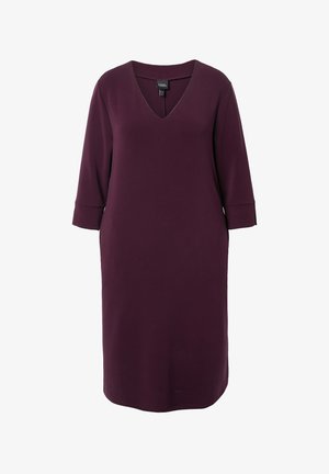 Robe à col en V à manches 3/4 en bourgogne profond, fabriquée dans un tissu lisse, présentant une coupe décontractée et un design simple sans motifs visibles.