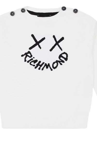 Maglione bianco lavorato a maglia con un design di faccina sorridente nera con testo "RICHMOND", accentuato da bottoni a pressione neri su una spalla.