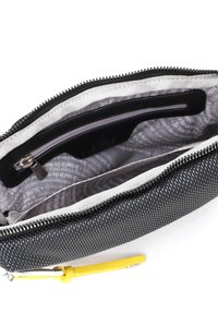 Zip-väska i svart vävt material, med en gul dragkedja, grå insida med flera fickor och subtila textmönster.