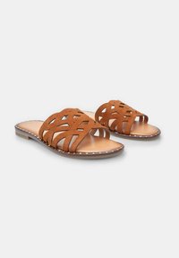Sandali scivolati in suede marrone con un design aperto e intrecciato e una soletta in pelle liscia. Suola piatta con dettagli di cucitura a contrasto.