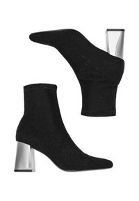 Černé kotníkové boty vyrobené z elastické tkaniny s špičatou špičkou a lesklým, čtvercovým kovovým podpatkem. Texturovaný povrch a bezproblémový design.
