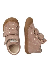 Scarpe in suede rosa con suola in gomma beige e motivo a cuori dorate. Presentano due strap in velcro per una facile regolazione. Forma della punta arrotondata.