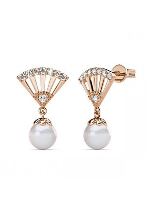 Orecchini a forma di ventaglio in oro rosa con rhinestone trasparenti e una goccia di perla bianca. Presentano dettagli intricati e una finitura lucida.