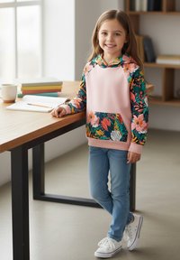 Różowa bluza z kapturem z kwiatowymi rękawami i kieszenią, zestawiona z jasnoniebieskimi dżinsami i białymi trampkami. Gładka tkanina o żywych kolorach i wzorach.