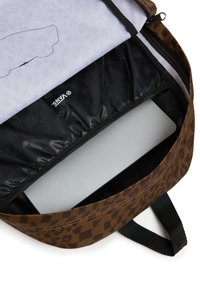 Brązowo-czarny plecak w panterkę z rozpiętym suwakiem, ukazujący przegrodę na laptopa z srebrnym laptopem w środku oraz logo Vans na podszewce wewnętrznej.