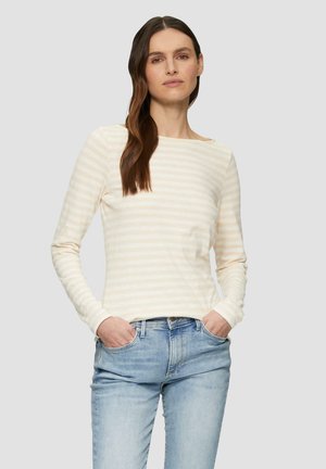 Langsleeve gestreept shirt in lichtbeige met witte strepen, gemaakt van zachte stof. Heeft een boot-halslijn en een getailleerde pasvorm.
