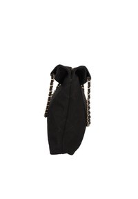 Borsa a tracolla in suede nero con una forma unica e un design trapuntato. Caratterizzata da catene dorate e un'apertura arricciata nella parte superiore.