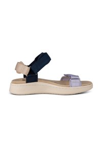 Sandal med ett lila tygband, marinblå elastisk rem och en beige dämpad sula. Lättviktsdesign med en platt, texturerad botten.