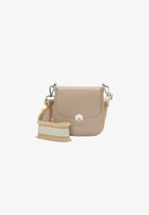 Borsa a tracolla in pelle beige con chiusura a patta, hardware argentato e una tracolla con texture a motivo che presenta accenti crema e tortora.